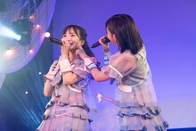 吉沢朱音（左）と水湊みお（右）。