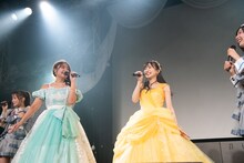 ドレス姿で登場した池田メルダ（左）と吉沢朱音（右）。