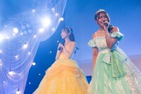 ドレス姿で登場した吉沢朱音（左）と池田メルダ（右）。