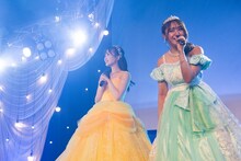 ドレス姿で登場した吉沢朱音（左）と池田メルダ（右）。