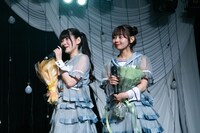 花束を抱えて登場した小鳥遊るい（左）と近藤沙瑛子（右）。