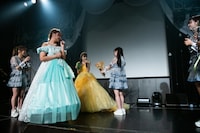 花束に何か仕込まれていないか警戒する吉沢朱音。