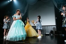 花束に何か仕込まれていないか警戒する吉沢朱音。