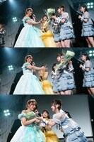 池田メルダ（左）になかなか花束を渡そうとしない近藤沙瑛子（右）。