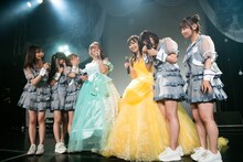 泣きじゃくる水湊みお（右から2番目）。