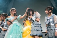 泣きじゃくる水湊みお（右）を泣きながらなぐさめる池田メルダ（左）。