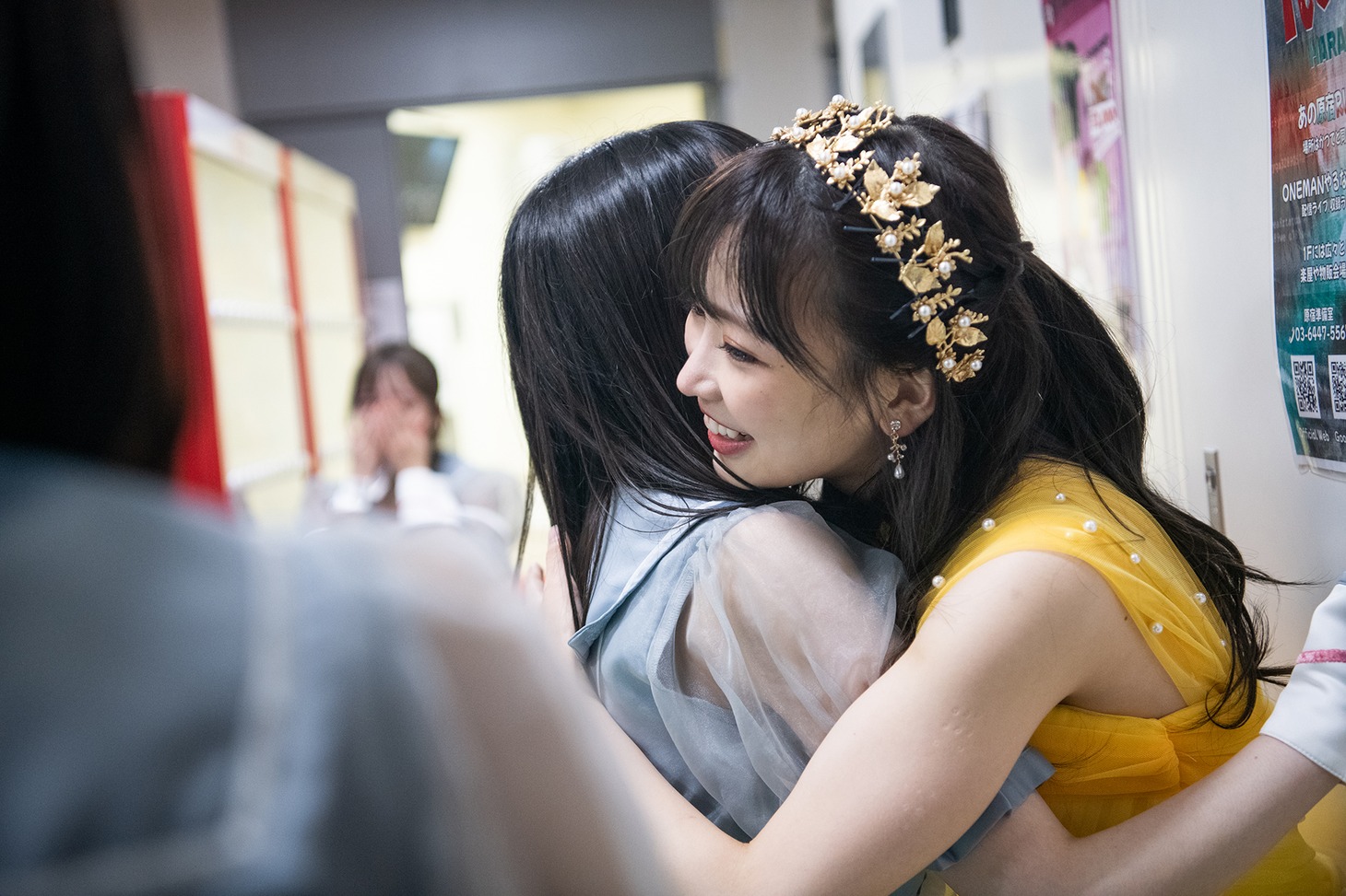 抱き合う宇咲（左）と吉沢朱音（右）。