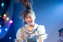 飛び跳ねる岸みゆ。