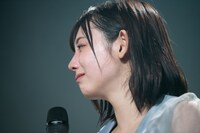 涙を流す水湊みお。