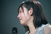 涙を流す水湊みお。