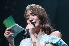 涙を流しながら手紙を読み上げる池田メルダ。