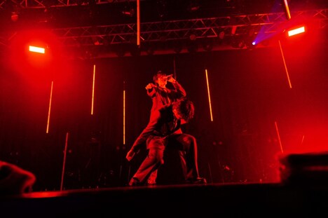 「J*O*K*E*R」のパフォーマンスの様子。（撮影：牧野孝彦）