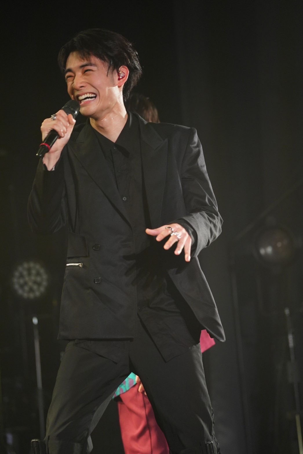 衣装を破いてしまった武藤潤。（撮影：牧野孝彦）