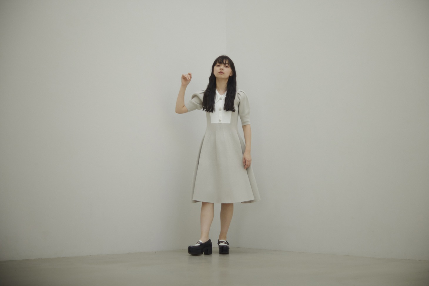 ビジュー襟付きニットワンピース