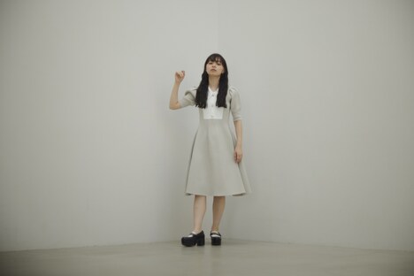 ビジュー襟付きニットワンピース