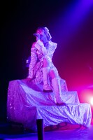 階段を使って歌う白岡今日花。