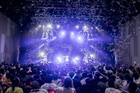 銀テープが舞うKANDA SQUARE HALL。