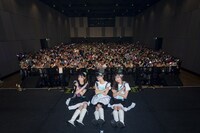 観客と記念撮影するTask have Fun。