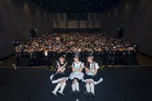 観客と記念撮影するTask have Fun。