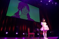 オーディション時の映像をバックに、ヨルシカの「ただ君に晴れ」を披露する仲村悠菜。