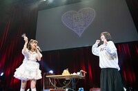 サプライズに喜ぶ仲村悠菜（左）と桜井えま（右）。