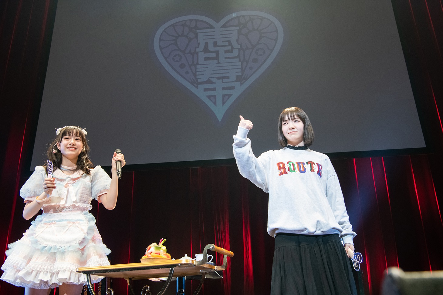 仲村悠菜（左）と、サプライズの成功に親指を立てる桜井えま（右）。
