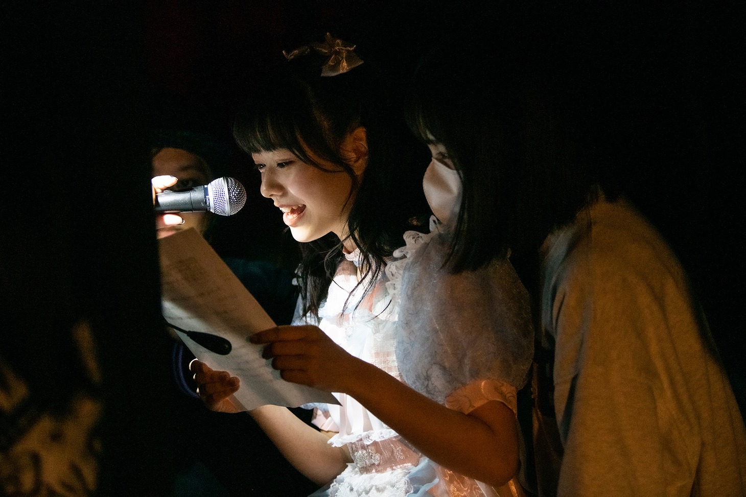 影アナに挑戦する仲村悠菜（左）を見守る桜井えま（右）。