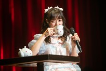 思い出したようにミルクティを飲む仲村悠菜。