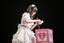 ファンからの質問に答えていく仲村悠菜。