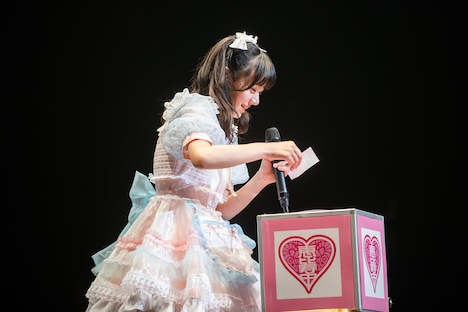 ファンからの質問に答えていく仲村悠菜。