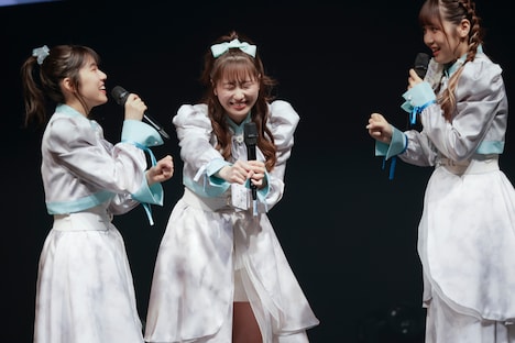 じゃんけんをする鈴木萌花、佐々木彩夏、市川優月。（Photo by RYOHEI TSUKADA）