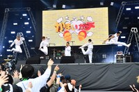 山内健司（かまいたち）とGENERATIONS from EXILE TRIBE。(c)テレビ朝日（写真：深野輝美）