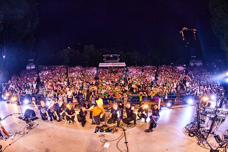 マハラージャン「日比谷大宴会~外~」の様子。(撮影:中島たくみ)