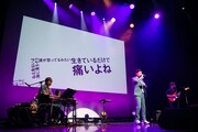 「究極キュート」を歌う藤井隆。