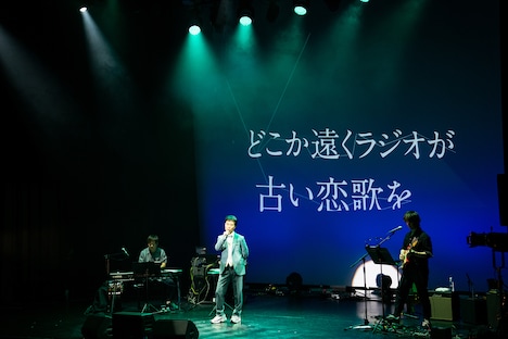「リラックス」を歌う藤井隆。