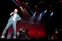 「藤井隆 meets 松本隆『ロミオ道行』～再演＆外伝～」より、「絶望グッドバイ」を歌う藤井隆。