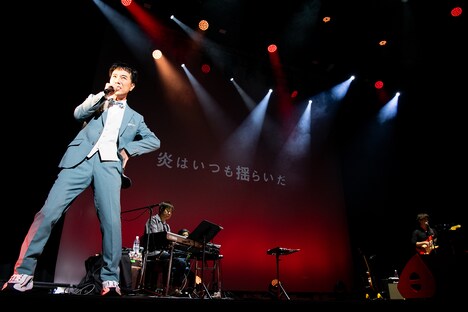 「藤井隆 meets 松本隆『ロミオ道行』～再演＆外伝～」より、「絶望グッドバイ」を歌う藤井隆。