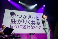 「負けるなハイジ」を歌う藤井隆。