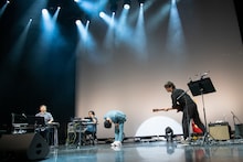 深々と頭を下げる藤井隆（中央）。