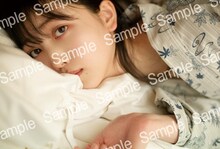 久保史緒里（乃木坂46）1st写真集「交差点」SHIBUYA TSUTAYA特典ポストカード（撮影：細居幸次郎）