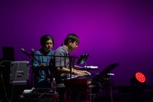 nang-chang（左）と本間昭光（右）。