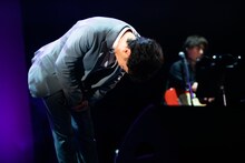 深々と頭を下げる藤井隆。