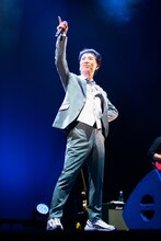 「絶望グッドバイ」のイントロでポーズを決める藤井隆。