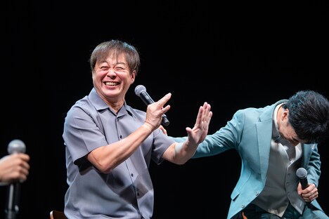 「代官山エレジー」制作の裏側を明かす本間昭光（左）。