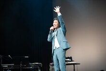 観客に手を振る藤井隆。