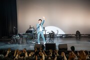 「藤井隆 meets 松本隆『ロミオ道行』～再演＆外伝～」より、笑顔でステージを去る藤井隆。