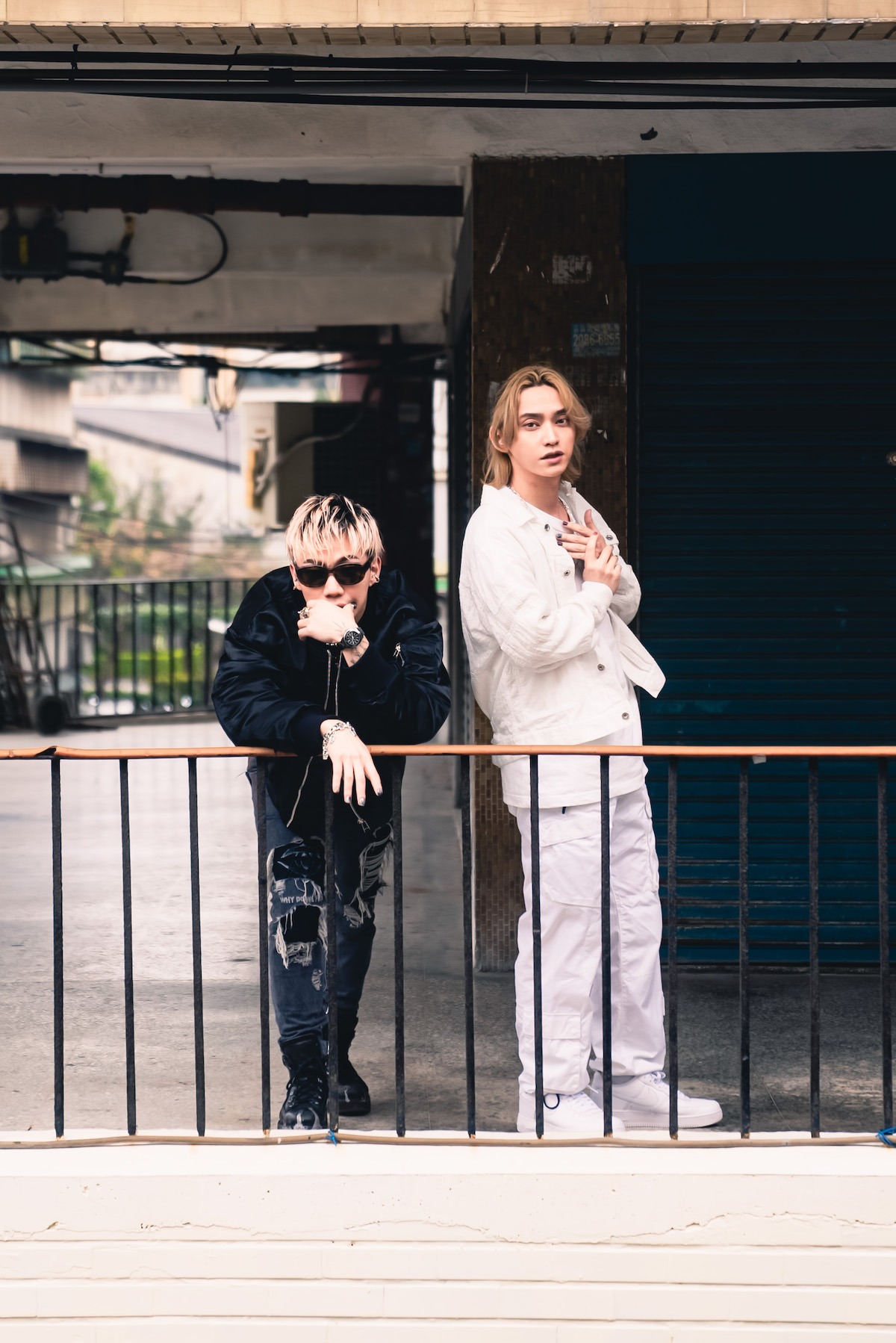 左からØZI、SKY-HI。