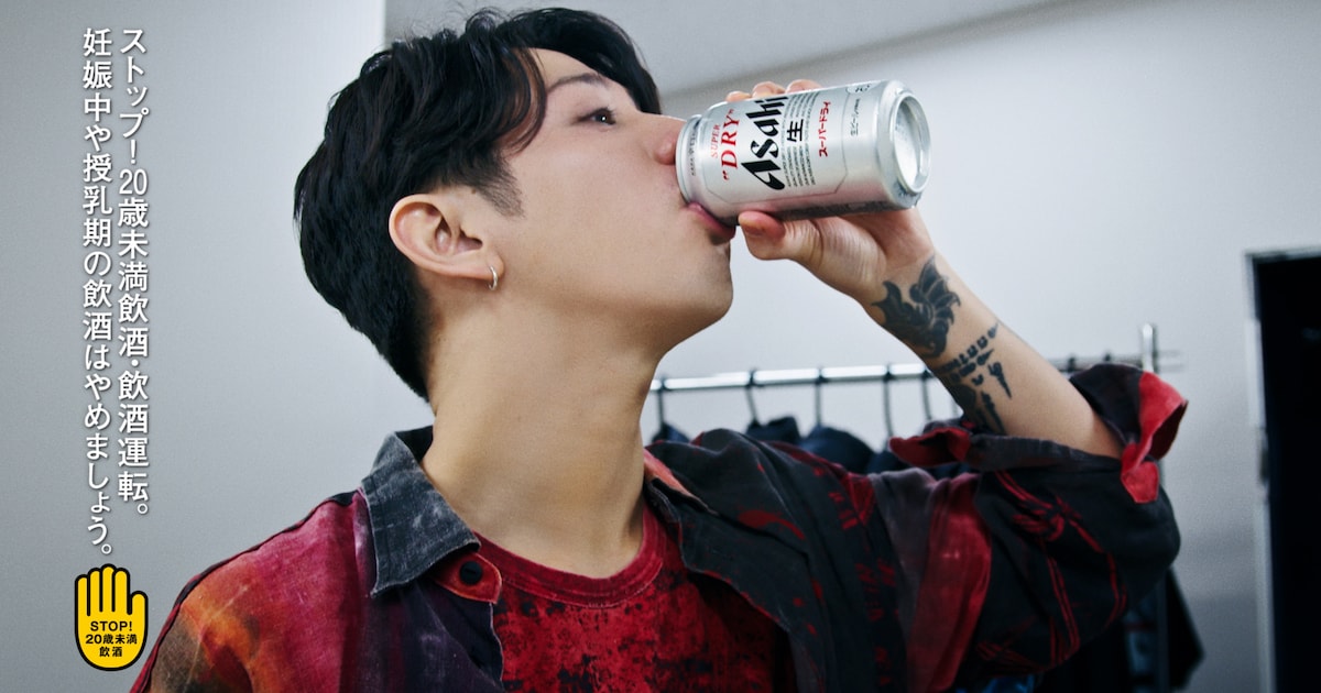 ONE OK ROCK、東京ドーム公演後に「スーパードライ」をゴクリ（動画 