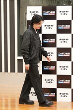 ボードの前へと歩みを進めるSUGA。