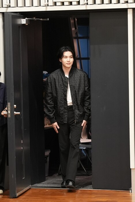 報道陣の前に姿を現したSUGA。